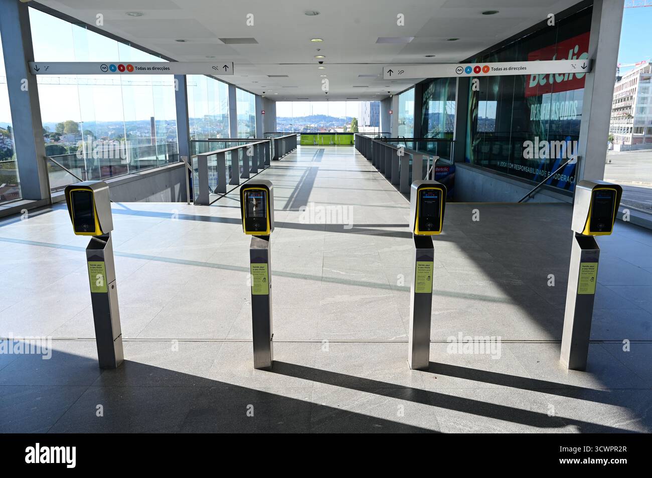 Stazione della metropolitana Estádio do Dragão a Porto, Portogallo. Foto Stock