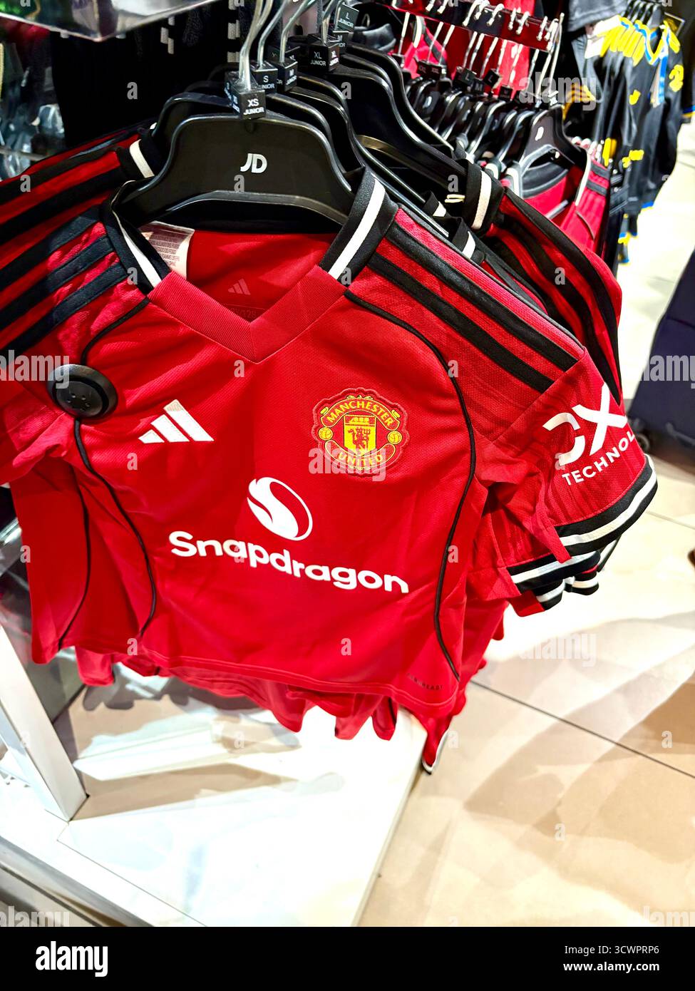 Maglia da calcio per bambini del Manchester United in vendita presso il negozio dell'aeroporto di Manchester, Inghilterra, Regno Unito - Immagine stock catturata con smartphone