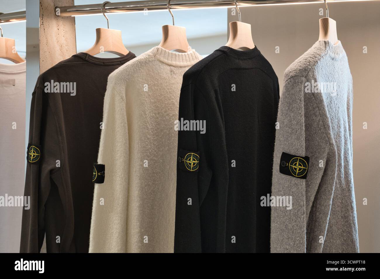 Serie di dolciumi del marchio Stone Island esposti in un negozio di moda Foto Stock