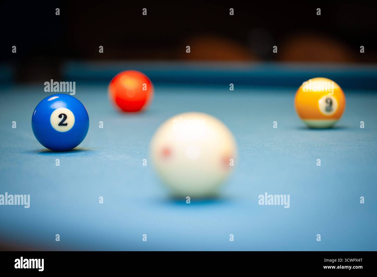 Vier Kugeln auf einem Pool Billardtisch *** quattro palle su un tavolo da biliardo Foto Stock
