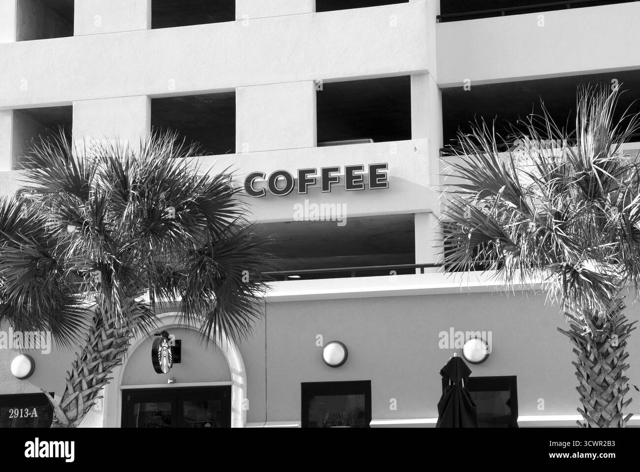 Foto in bianco e nero dell'esterno di un caffè Starbucks, USA. Foto Stock