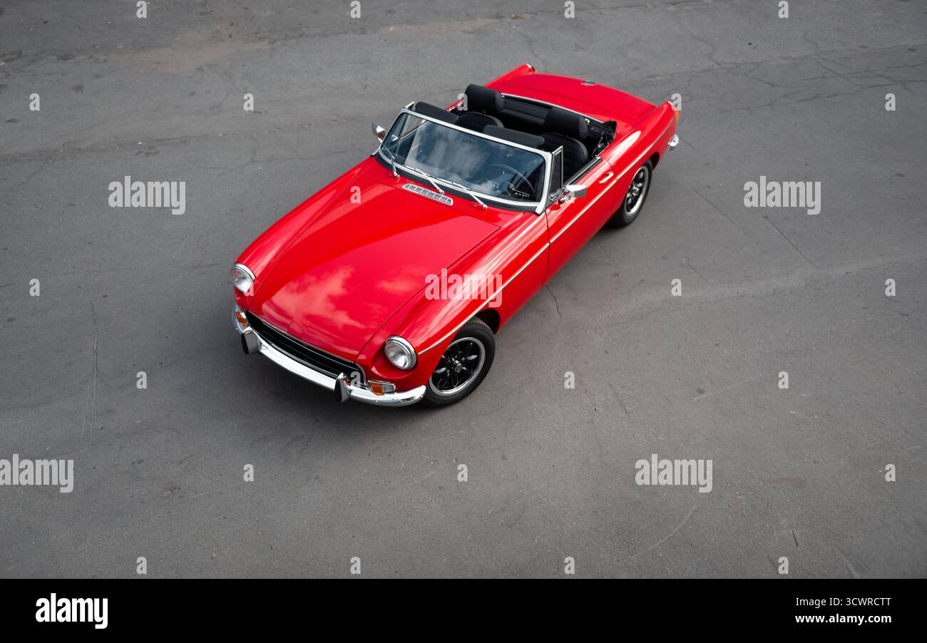 Rossa classica MG MGB degli anni '1960 (immagine orizzontale). Vista di tre quarti dall'alto del vecchio roadster rosso. Foto Stock