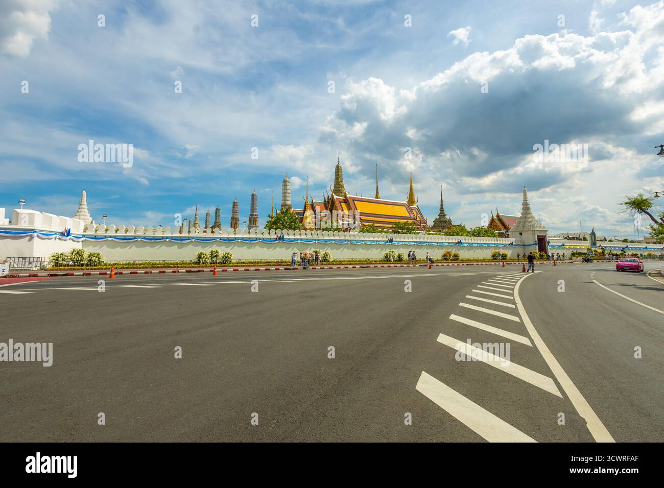 Bangkok Thailandia - 4 agosto 2025: Vista di Wat Phra Kaew e turisti stranieri e sfondo il cielo in serata a bangkok. Foto Stock