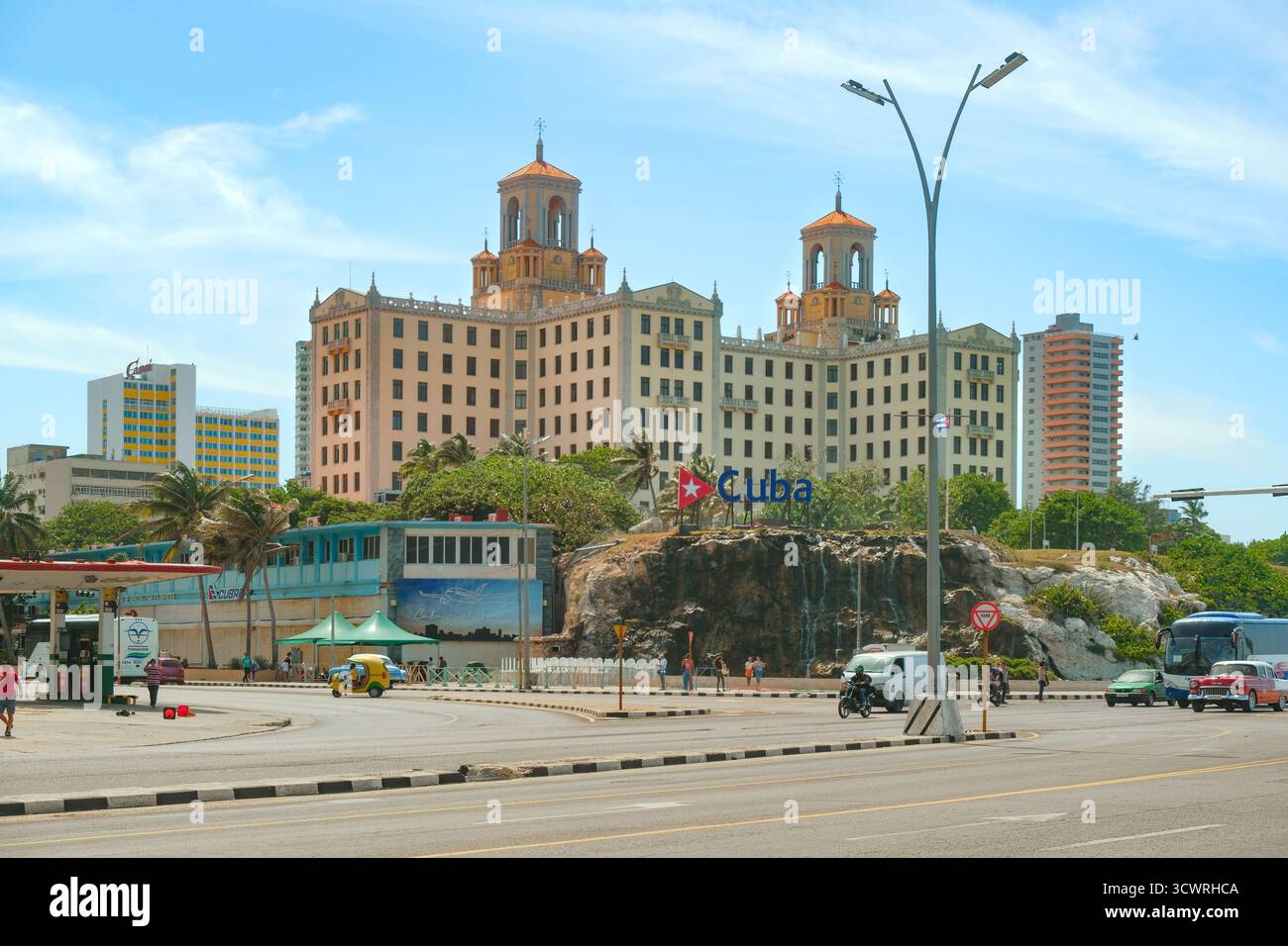Havana, Cuba 2024 Apr16 – Hotel Nacional de Cuba, un punto di riferimento storico sulla Malecón, simbolo della cultura e dell'identità cubana, affacciato sul porto di Havana Foto Stock