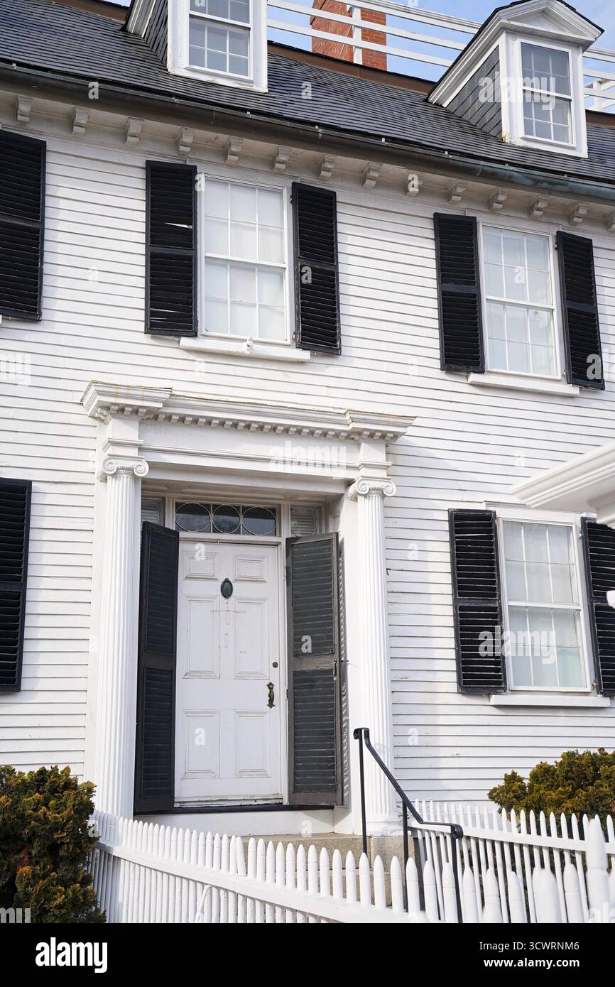 Salem, ma, Stati Uniti – 11 febbraio 2025: Una vista ravvicinata della storica porta d'ingresso della Ropes Mansion mette in risalto la dettagliata lavorazione artigianale del legno Foto Stock