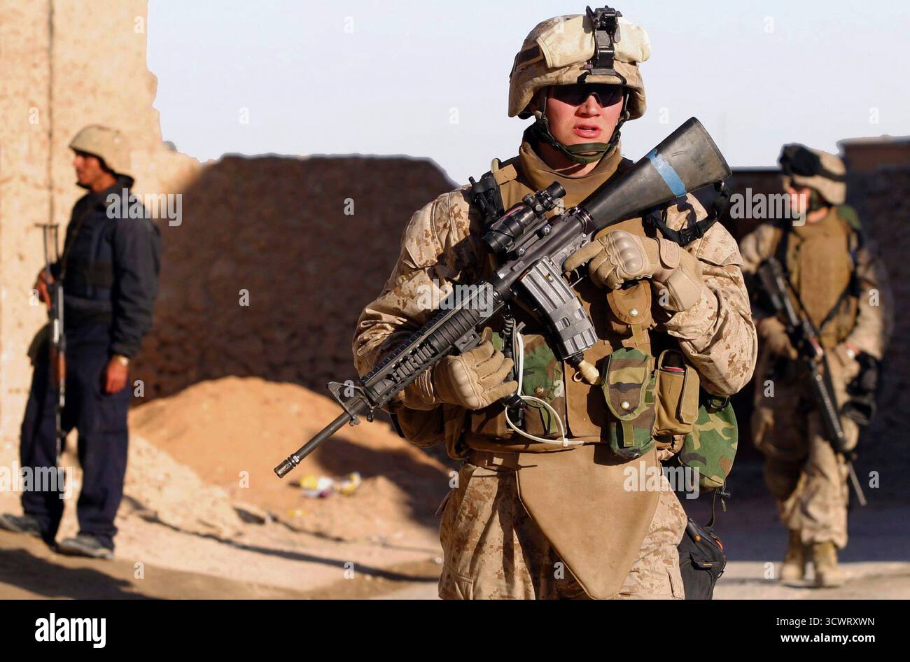 HAQLANIYAH, IRAQ - 20 dicembre 2006 - Marines USA con 2° Battaglione, 3° Reggimento Marines, Regimental Combat Team 7, i Marine Expeditionary Force (Forward) e un ufficiale di polizia iracheno conducono una pattuglia a Haqlaniyah, Iraq - foto: Geopix/USMC/Brian M Henner Foto Stock