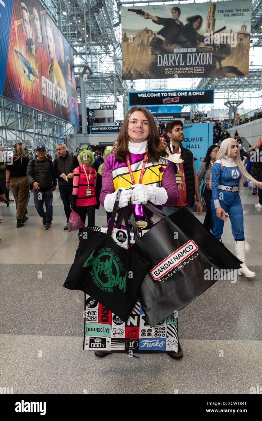 New York, Stati Uniti. 12 ottobre 2025. Un cosplayer partecipa al New York Comic con 2025 al Jacob Javits Convention Center di New York, NY il 12 ottobre 2025. (Foto di Lev Radin/Pacific Press) credito: Pacific Press Media Production Corp./Alamy Live News Foto Stock
