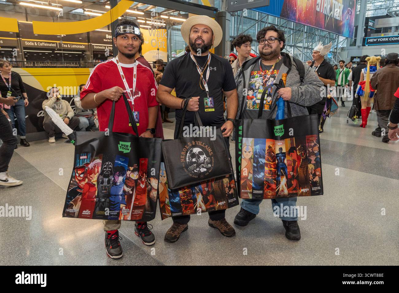New York, Stati Uniti. 12 ottobre 2025. Un cosplayer partecipa al New York Comic con 2025 al Jacob Javits Convention Center di New York, NY il 12 ottobre 2025. (Foto di Lev Radin/Pacific Press) credito: Pacific Press Media Production Corp./Alamy Live News Foto Stock