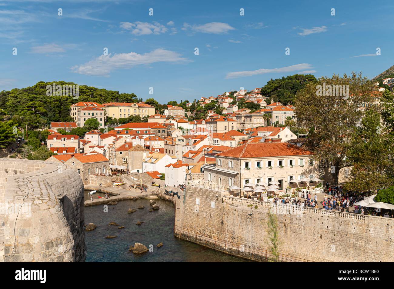 Dubrovnik, Croazia - 17 settembre 2025: Tetti colorati e antiche mura illuminano Dubrovnik, Croazia in una giornata di sole. Foto Stock