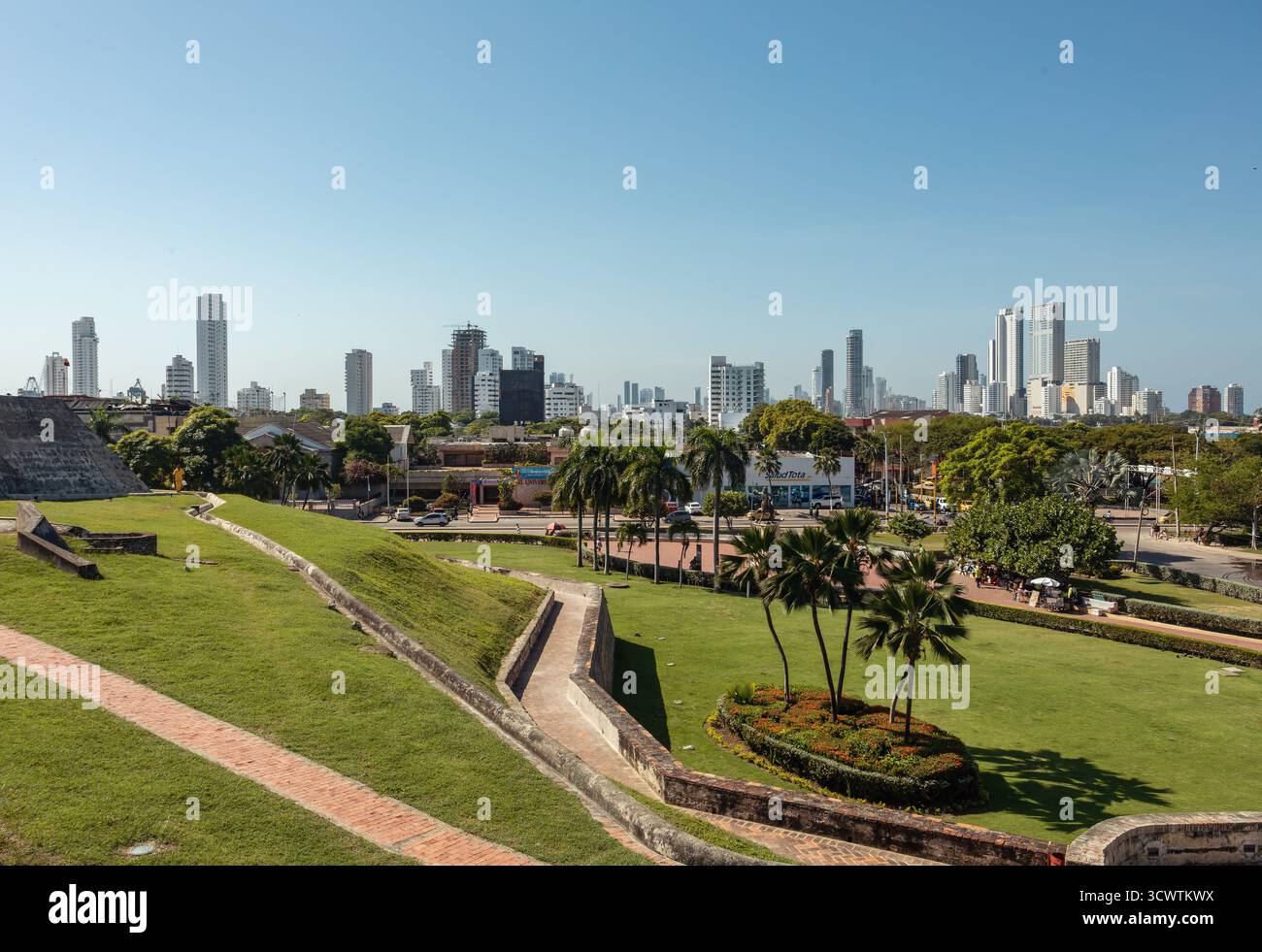 Cartagena de Indias, Colombia - 16 dicembre 2023: Vista panoramica dal forte di San Felipe de Barajas, contrastando i suoi bastioni storici con il moder Foto Stock