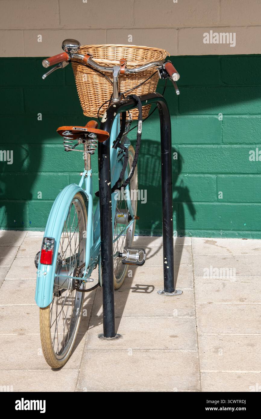 tradizionale bicicletta vintage da donna bloccata su un portabiciclette Foto Stock