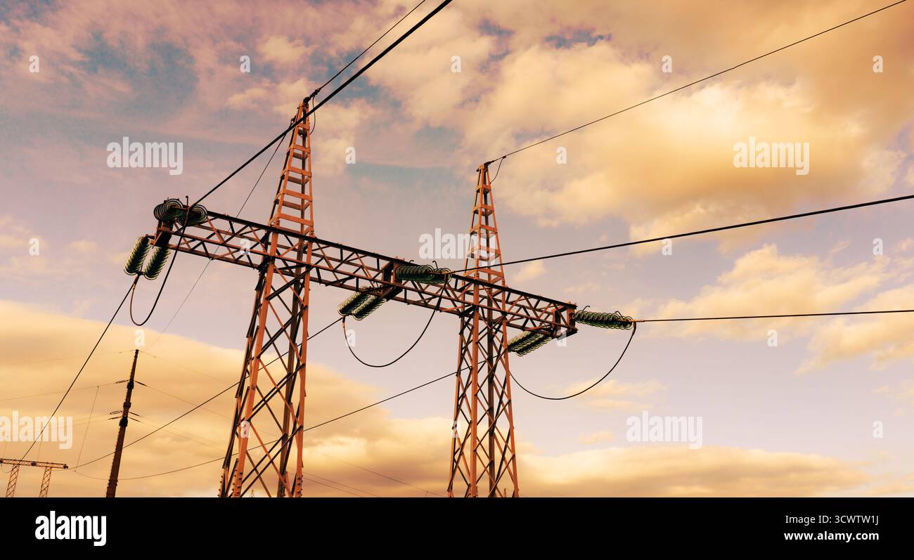 Moderne linee elettriche ad alta tensione e infrastrutture per l'energia rinnovabile sotto il caldo cielo serale. Foto Stock