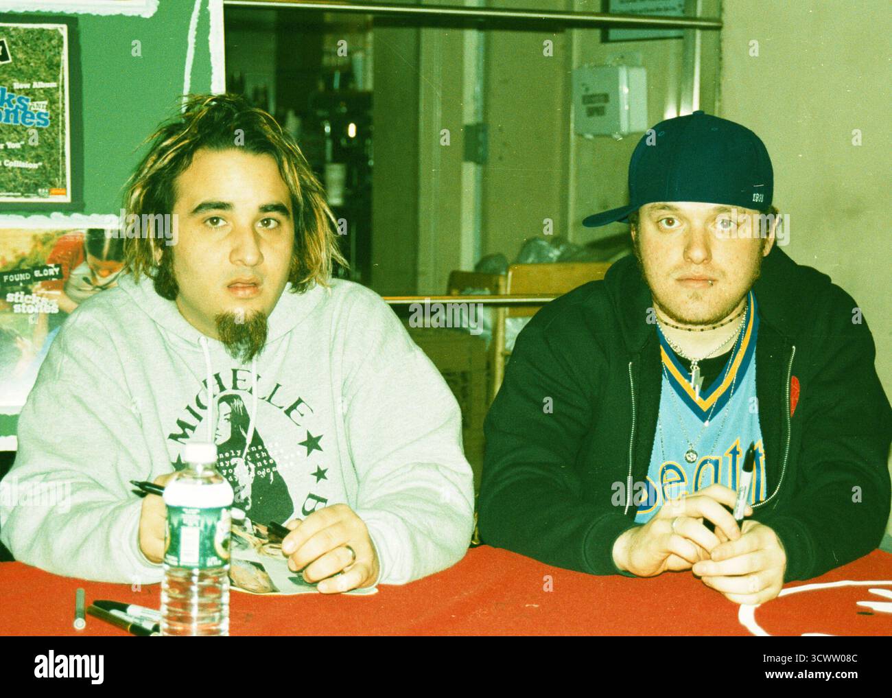 Il bassista dei New Found Glory Ian Grushka e il chitarrista Chad Gilbert fanno un'apparizione al Virgin megastore di New York il 17/01/03 Foto Stock