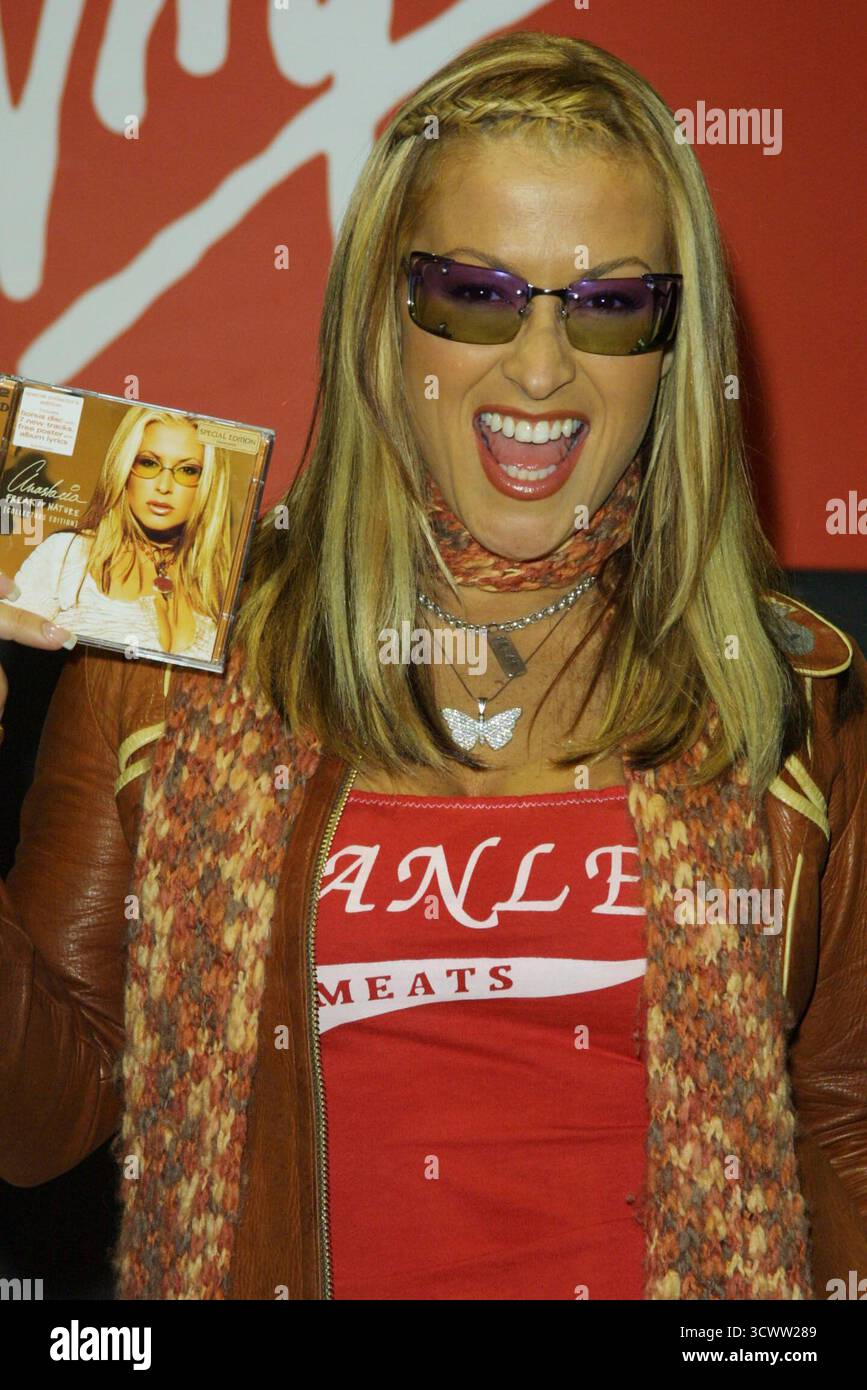 Anastacia alla Virgin Megastore di Londra firma l'edizione speciale da collezione dell'album Freak of Nature. 15 novembre 2002 Foto Stock