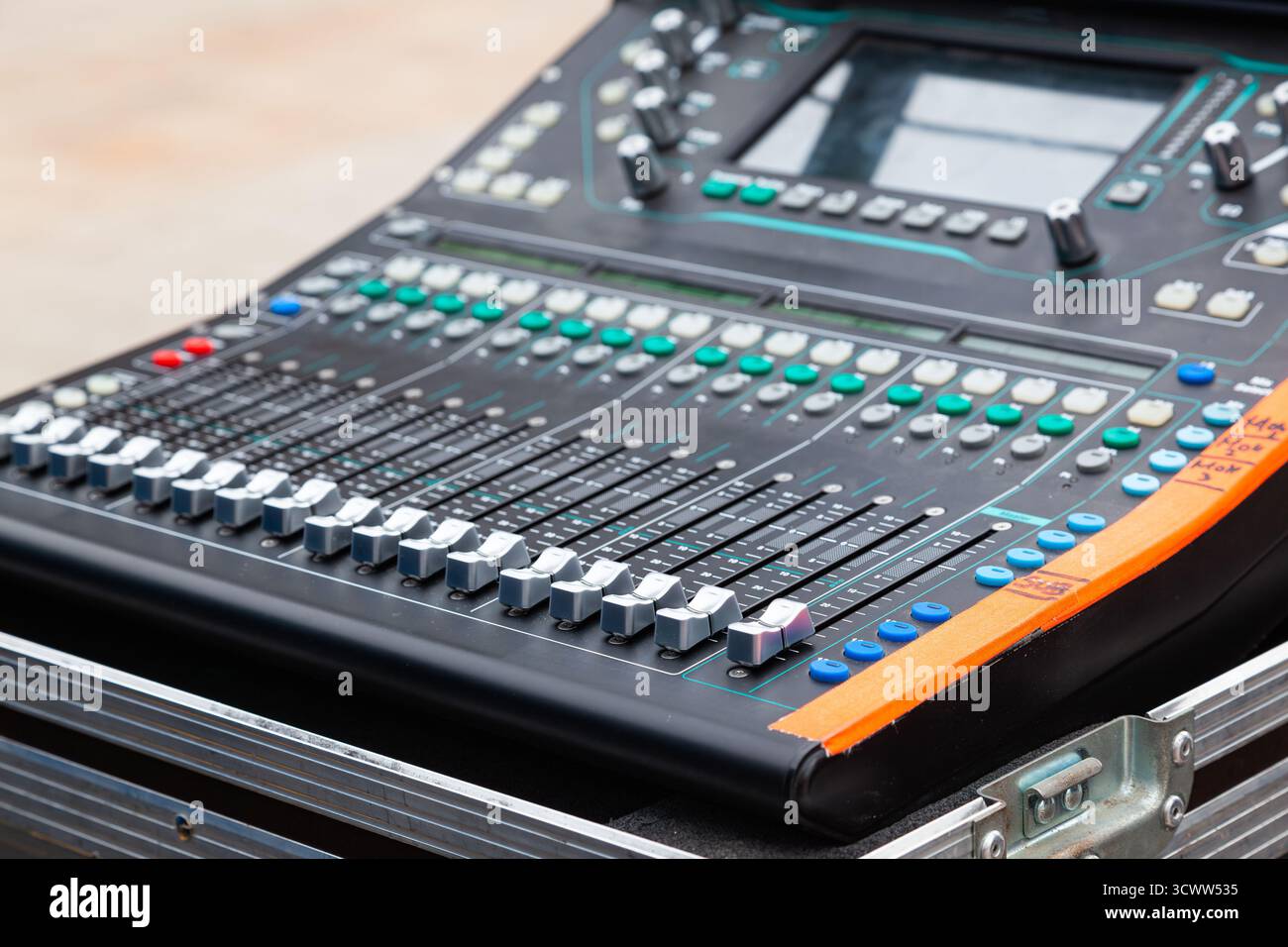 Mixer musicale professionale. Pannello di controllo della musica con telecomando per DJ. Foto Stock