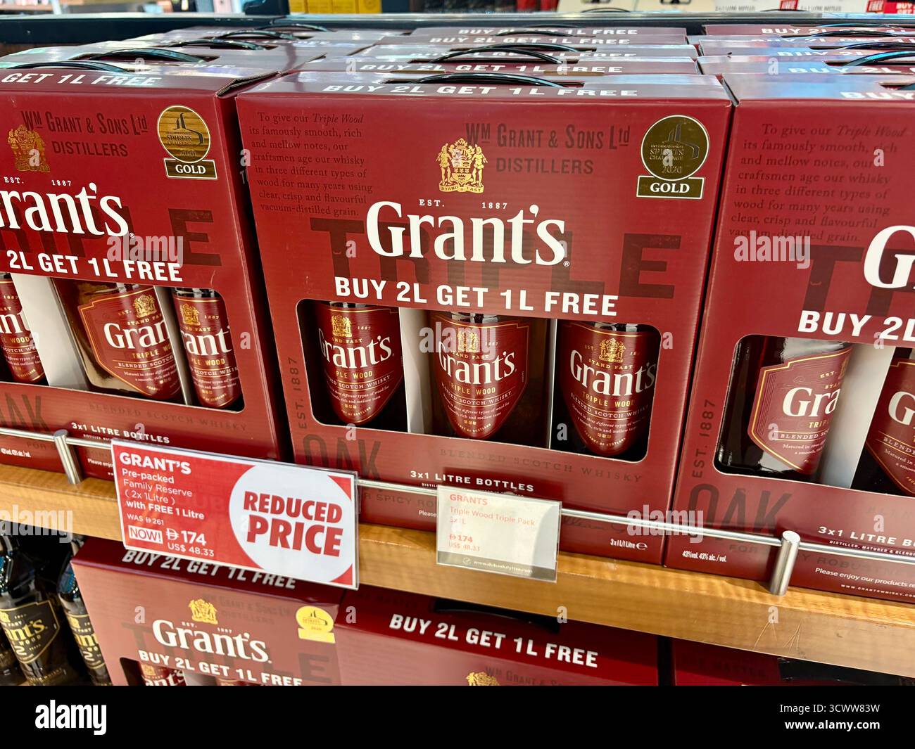 Il whisky scotch miscelato di Grant acquista 2 litri e 1 litro è gratuito, offri un negozio duty free dell'aeroporto internazionale di Dubai al terminal 3 Foto Stock