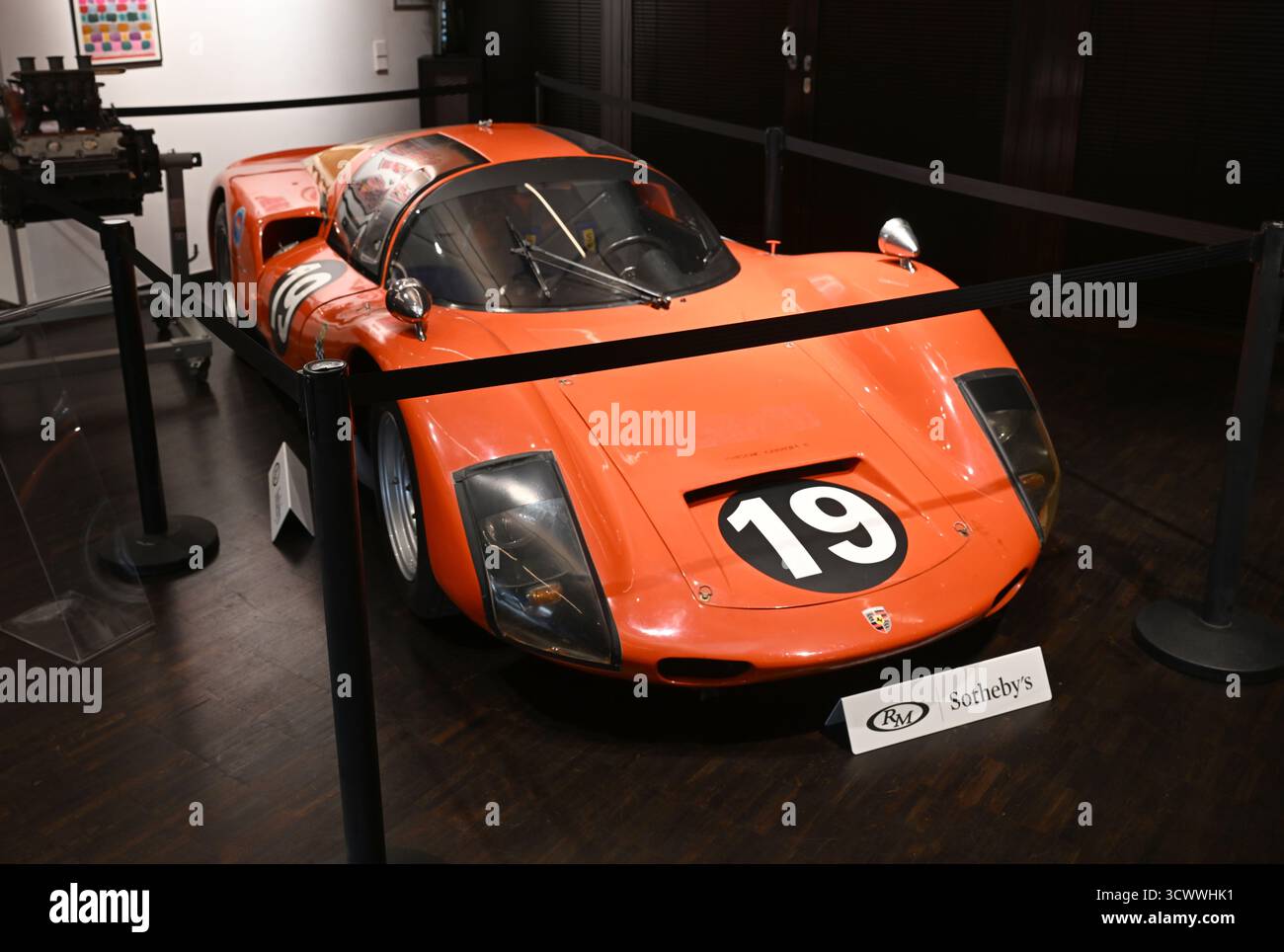 Monaco, Germania. 8 ottobre 2025. Una Porsche 906 Carrera 6 1966 è in mostra nel Drivers & Business Club. Tutte le auto in mostra saranno messe all'asta il 18 ottobre al Motorworld di Monaco via RM Sotheby. Crediti: Felix Hörhager/dpa/Alamy Live News Foto Stock