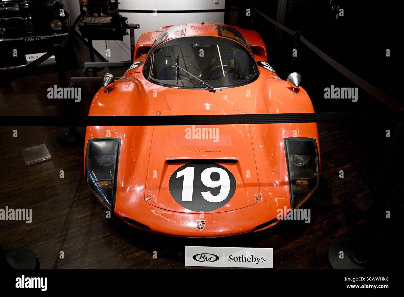 Monaco, Germania. 8 ottobre 2025. Una Porsche 906 Carrera 6 1966 è in mostra nel Drivers & Business Club. Tutte le auto in mostra saranno messe all'asta il 18 ottobre al Motorworld di Monaco via RM Sotheby. Crediti: Felix Hörhager/dpa/Alamy Live News Foto Stock