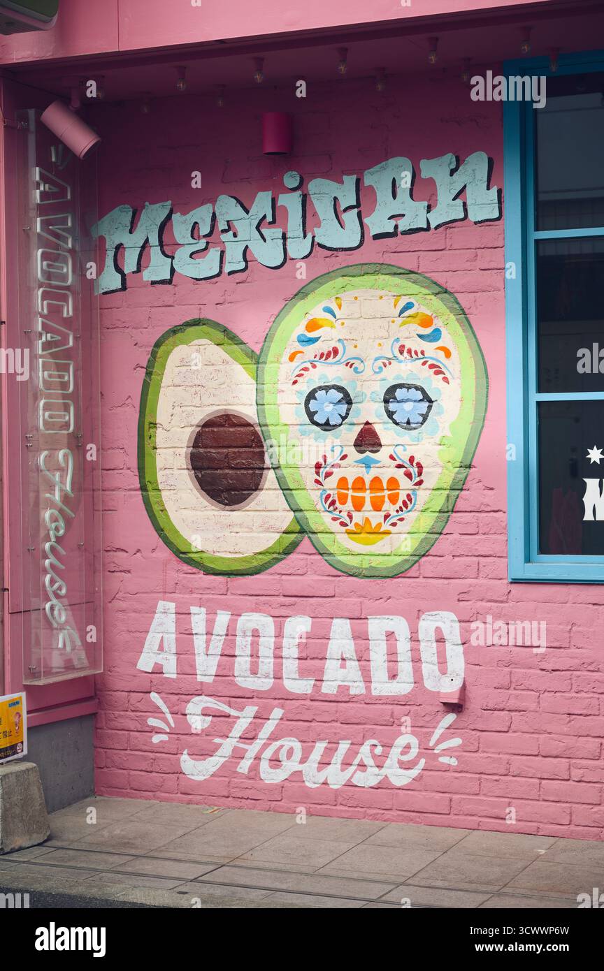 Murale di un avocado dipinto con un teschio di zucchero sulla parete di un ristorante messicano di Osaka Foto Stock