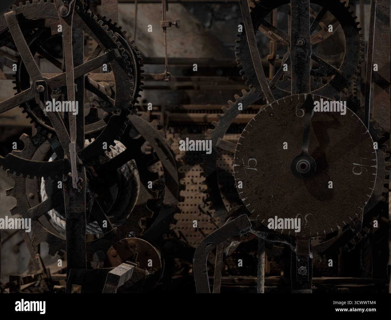 Vecchio meccanismo di orologeria con ingranaggi rugginiti e trama industriale – macchinari d'epoca e dettagli meccanici in monocromia Foto Stock