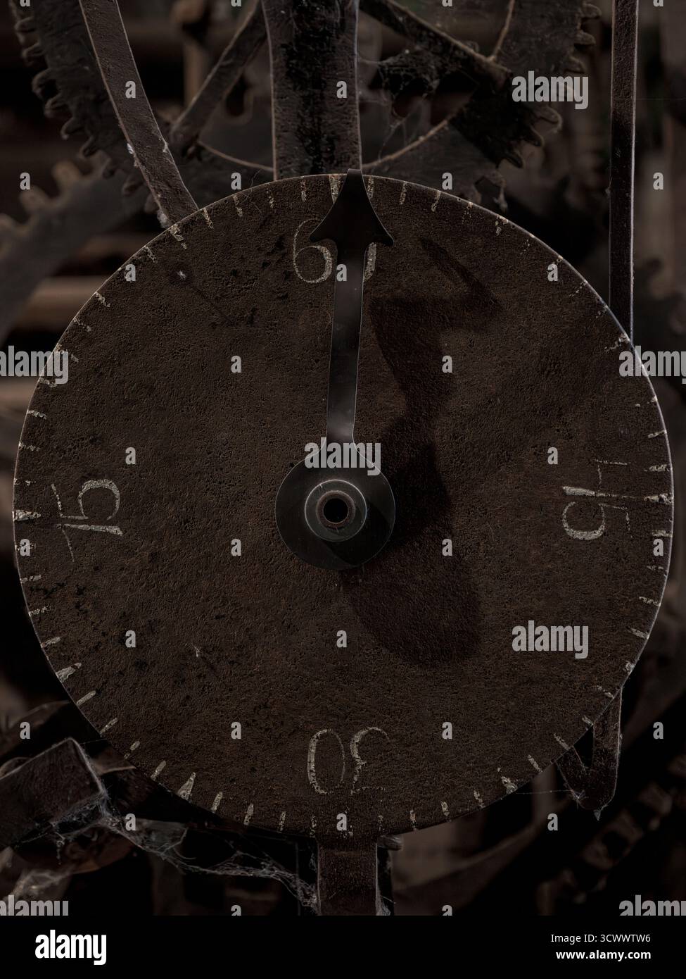 Vecchio meccanismo di orologeria con ingranaggi rugginiti e trama industriale – macchinari d'epoca e dettagli meccanici in monocromia Foto Stock
