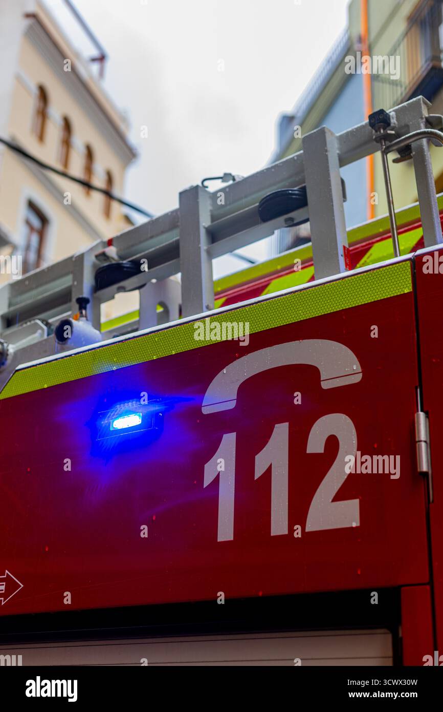 Dettaglio della sirena di un autocarro antincendio con il numero di contatto di emergenza, che simboleggia la disponibilità e la risposta di emergenza Foto Stock