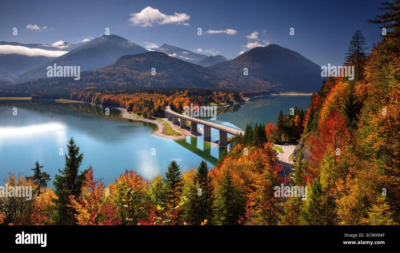 Lago Silvenstein, Baviera, Germania. Immagine paesaggistica del lago Silvenstein, in Germania, in una splendida giornata di sole autunnale. Foto Stock