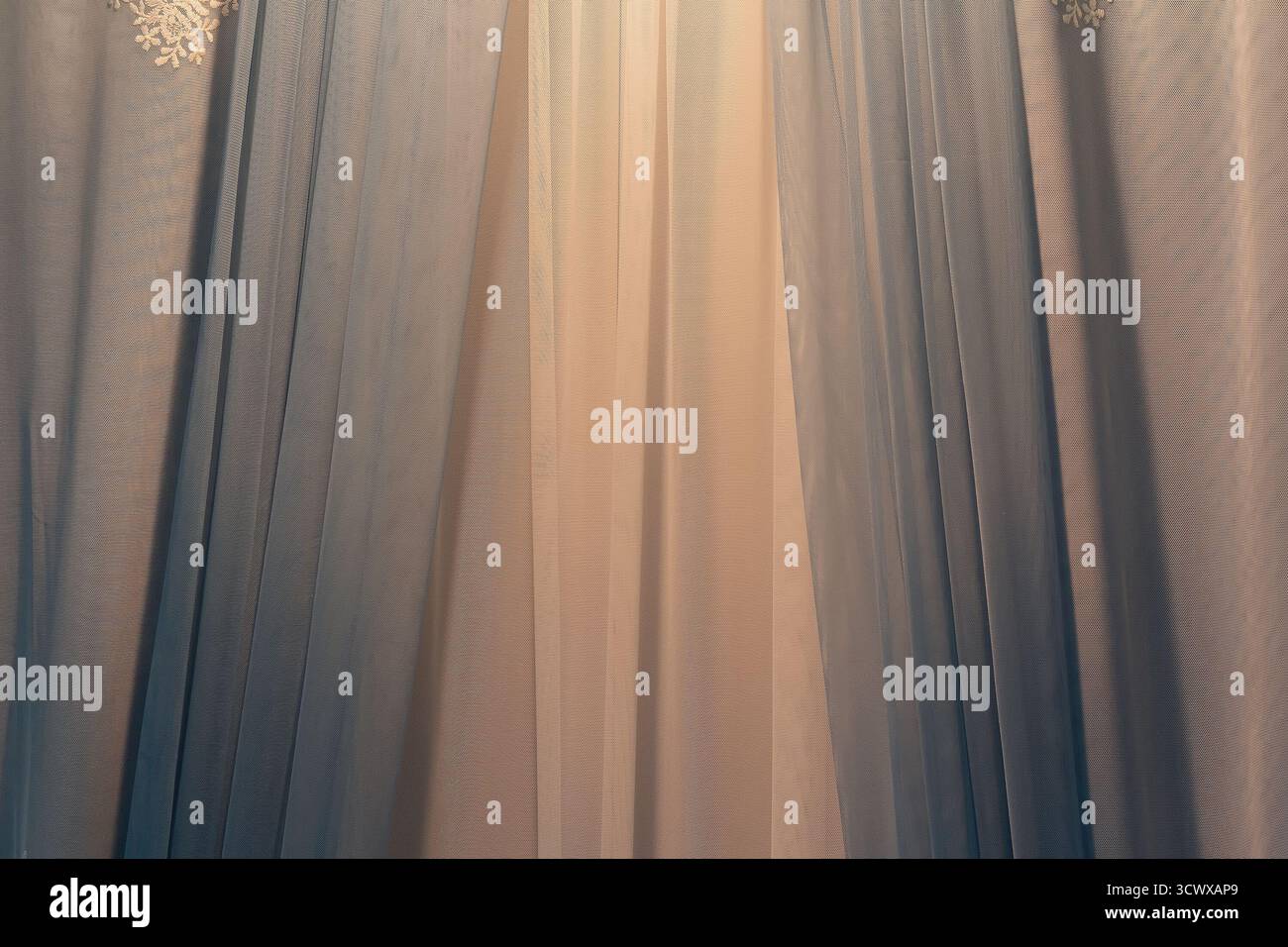 Tessuti morbidi e fluenti in tonalità crema, beige. Sfondo Foto Stock