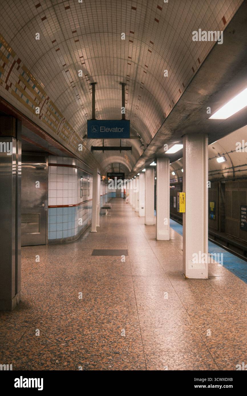 Stazione della linea blu CTA di Chicago vuota Foto Stock