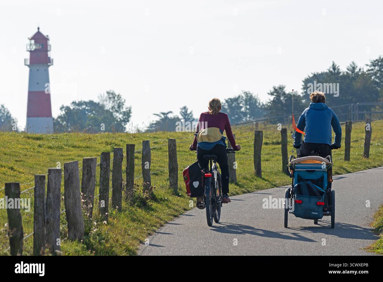 Faro, ciclisti, Falshöft, Pommerby, Schleswig-Holstein, Germania Foto Stock