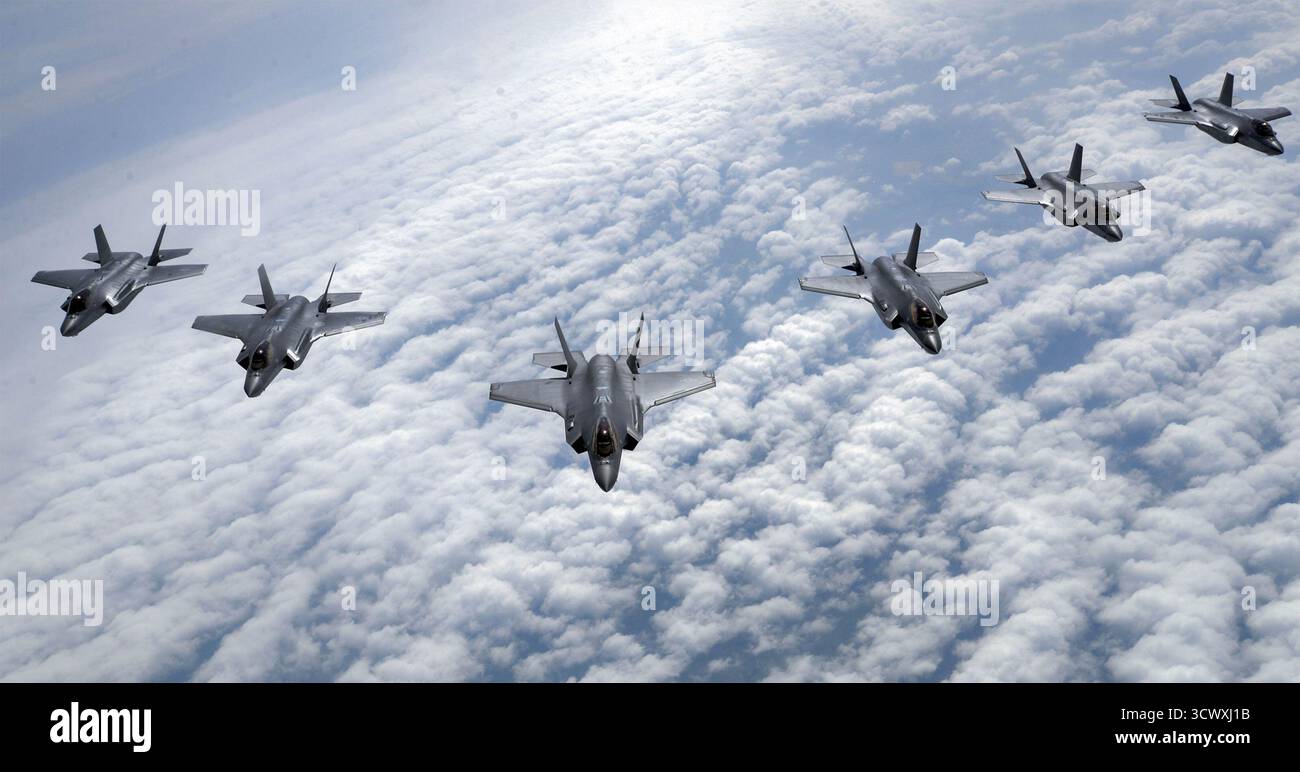 F-35A Lightning II della US Air Force in formazione nel 2017. Foto: US Air Force. Foto: US Air Force Foto Stock