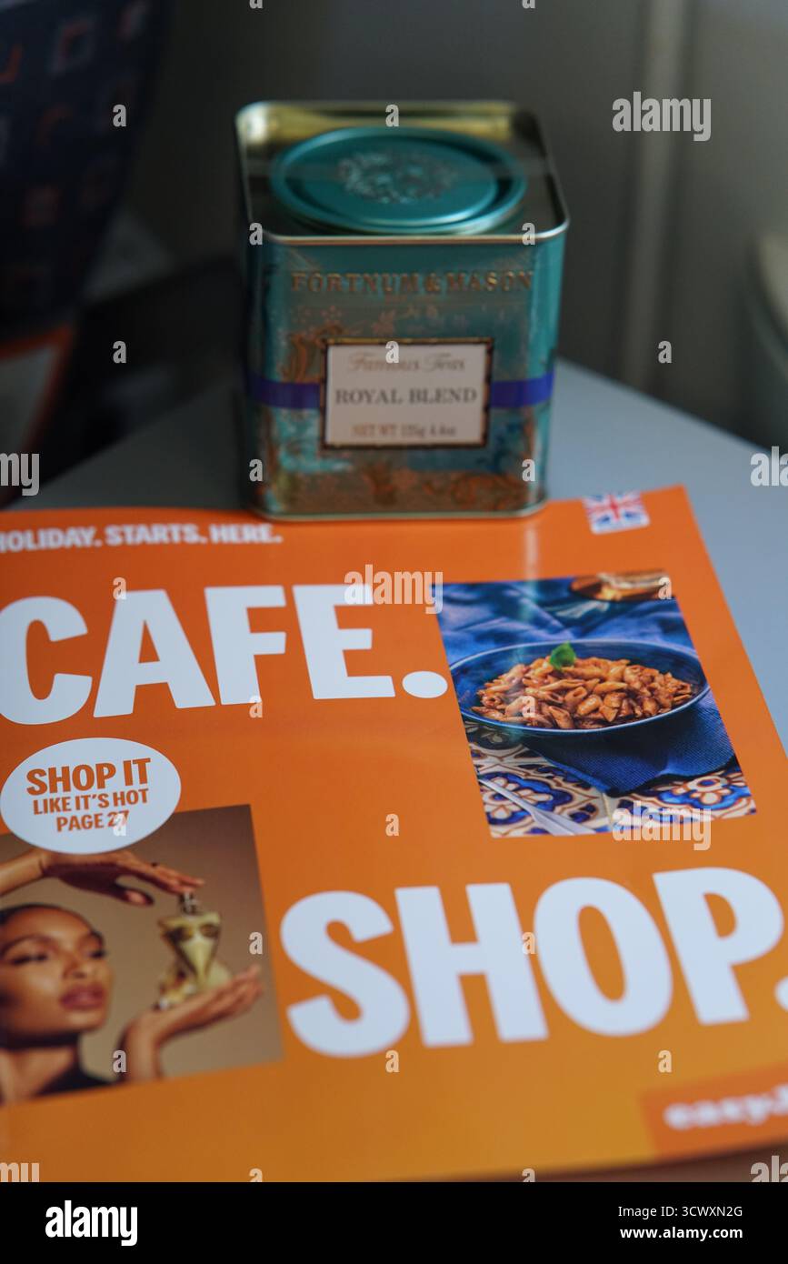 EasyJet in-flight "Café. "Negozio"." Rivista con teiera Fortnum & Mason Royal Blend su un vassoio per aerei. Monaco, Germania Foto Stock