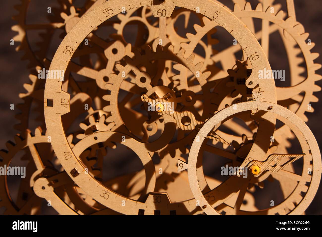 Modello di orologio meccanico in legno complesso con ingranaggi di interblocco 16680 Foto Stock
