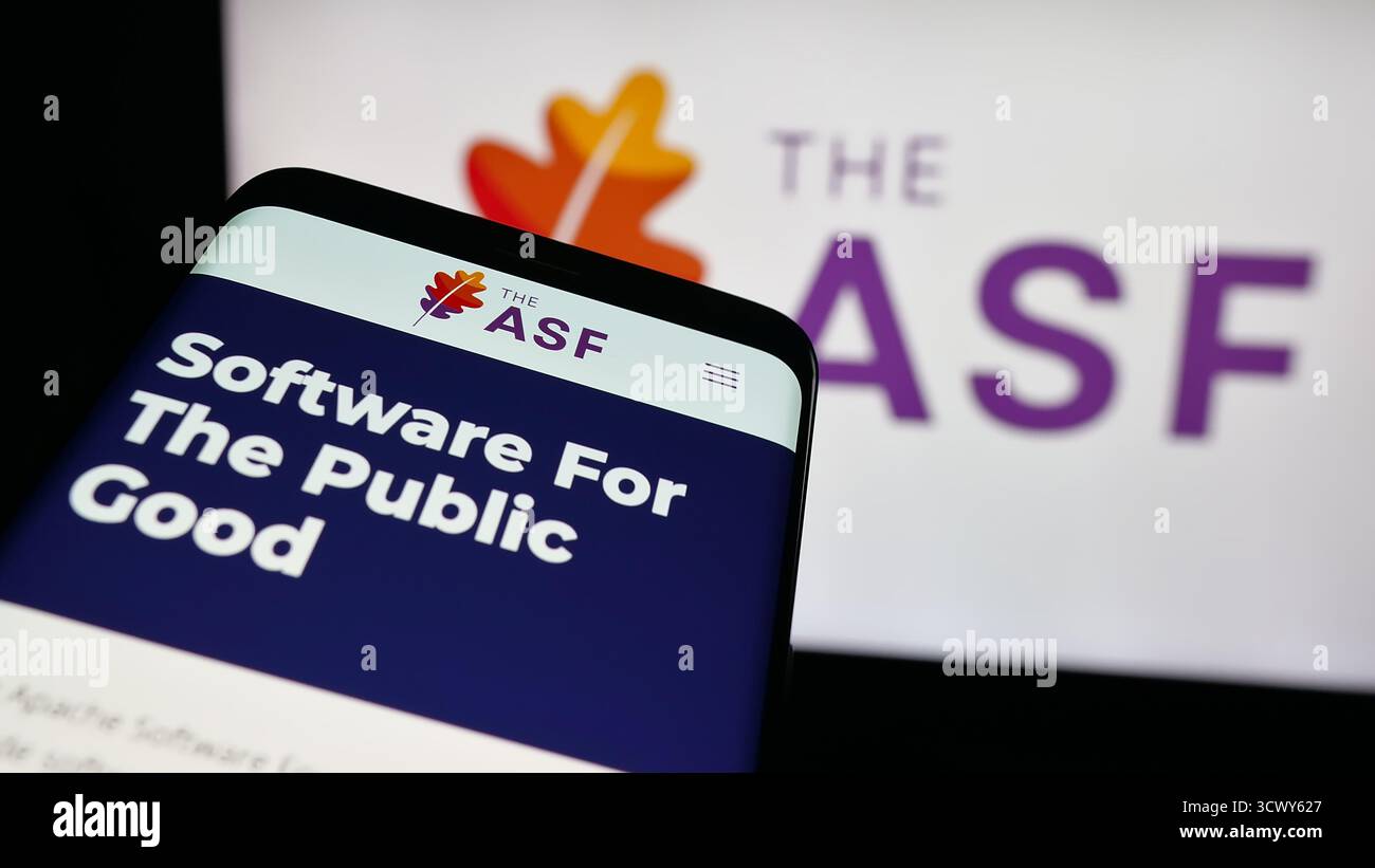 Stoccarda, Germania - 10-08-2025: Telefono cellulare con sito web dell'organizzazione Apache software Foundation (ASF) sullo schermo davanti al logo. Foto Stock