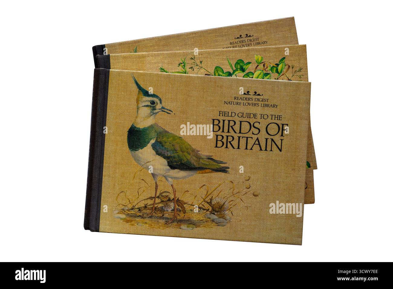 Selezione di libri cartacei dalla Readers Digest Nature Lovers Library con Field Guide to the Birds of Britain, in alto su sfondo bianco Foto Stock