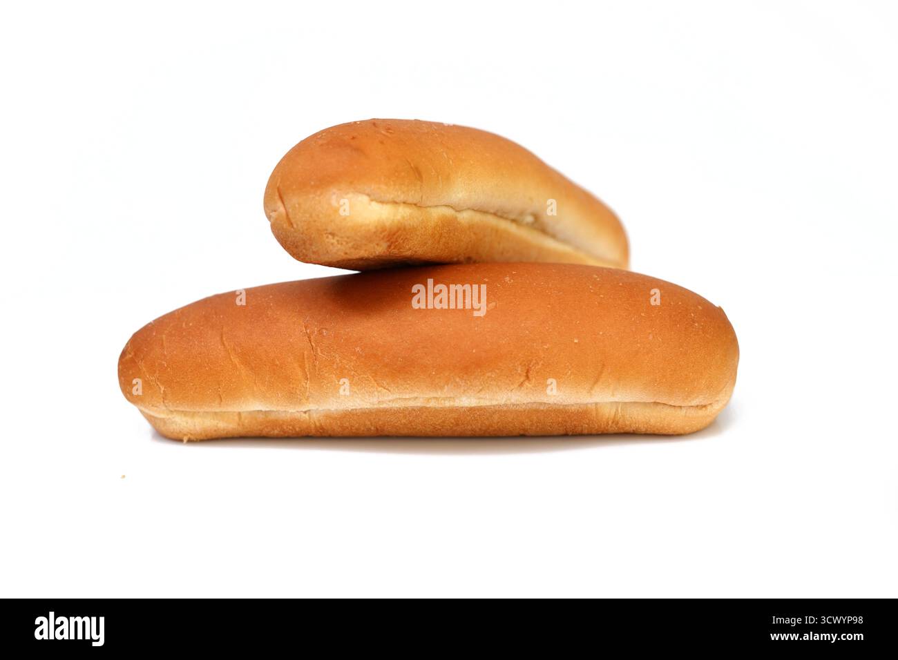 Soffici panini hot dog da forno su sfondo bianco. Foto Stock