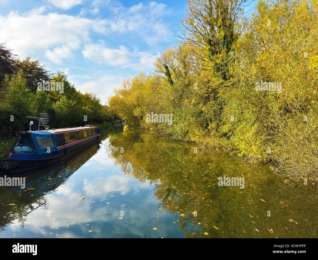 Autunno lungo il canale Kennet e Avon vicino a Hungerford nel Berkshire. Foto Stock