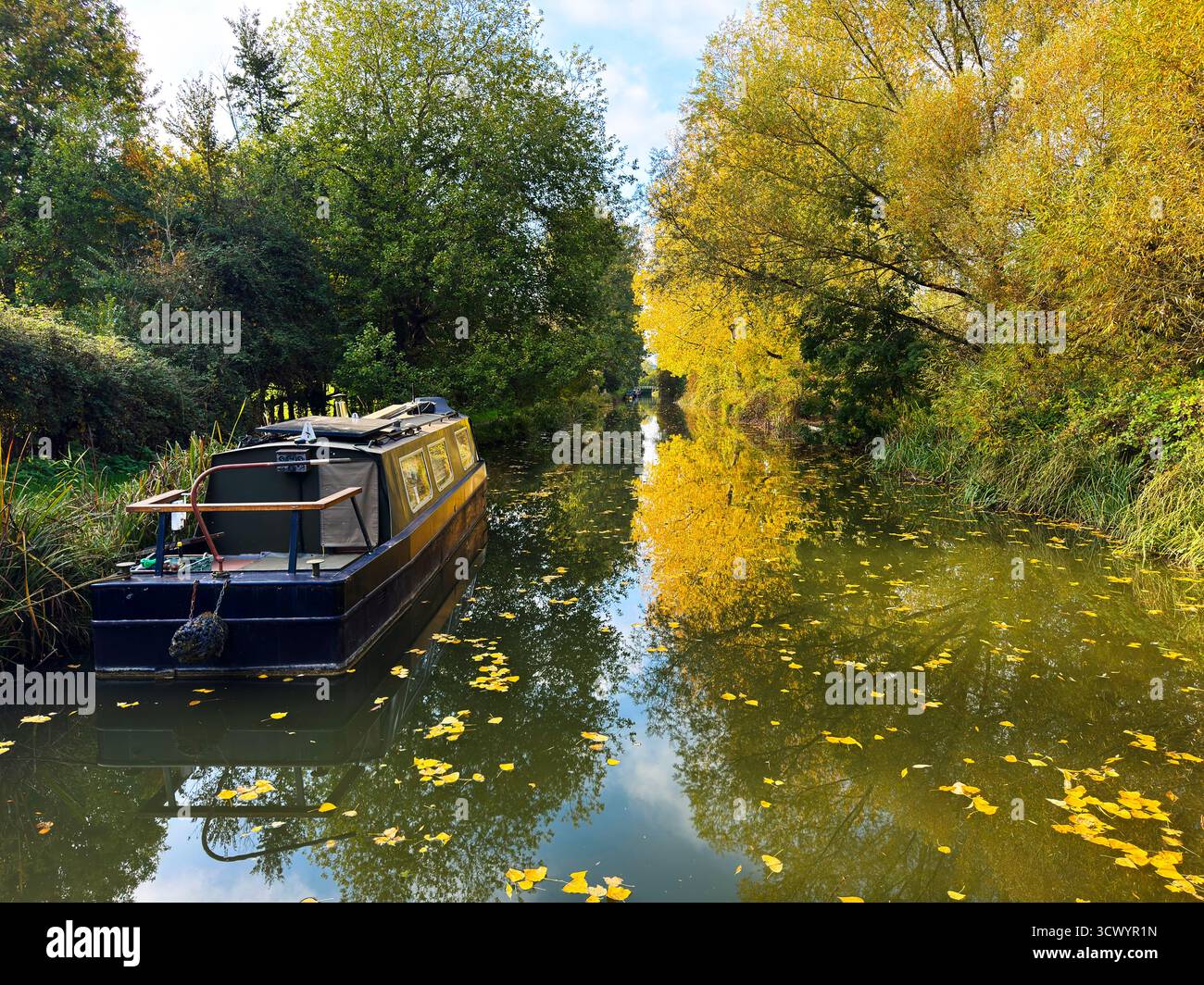 Autunno lungo il canale Kennet e Avon vicino a Hungerford nel Berkshire. Foto Stock