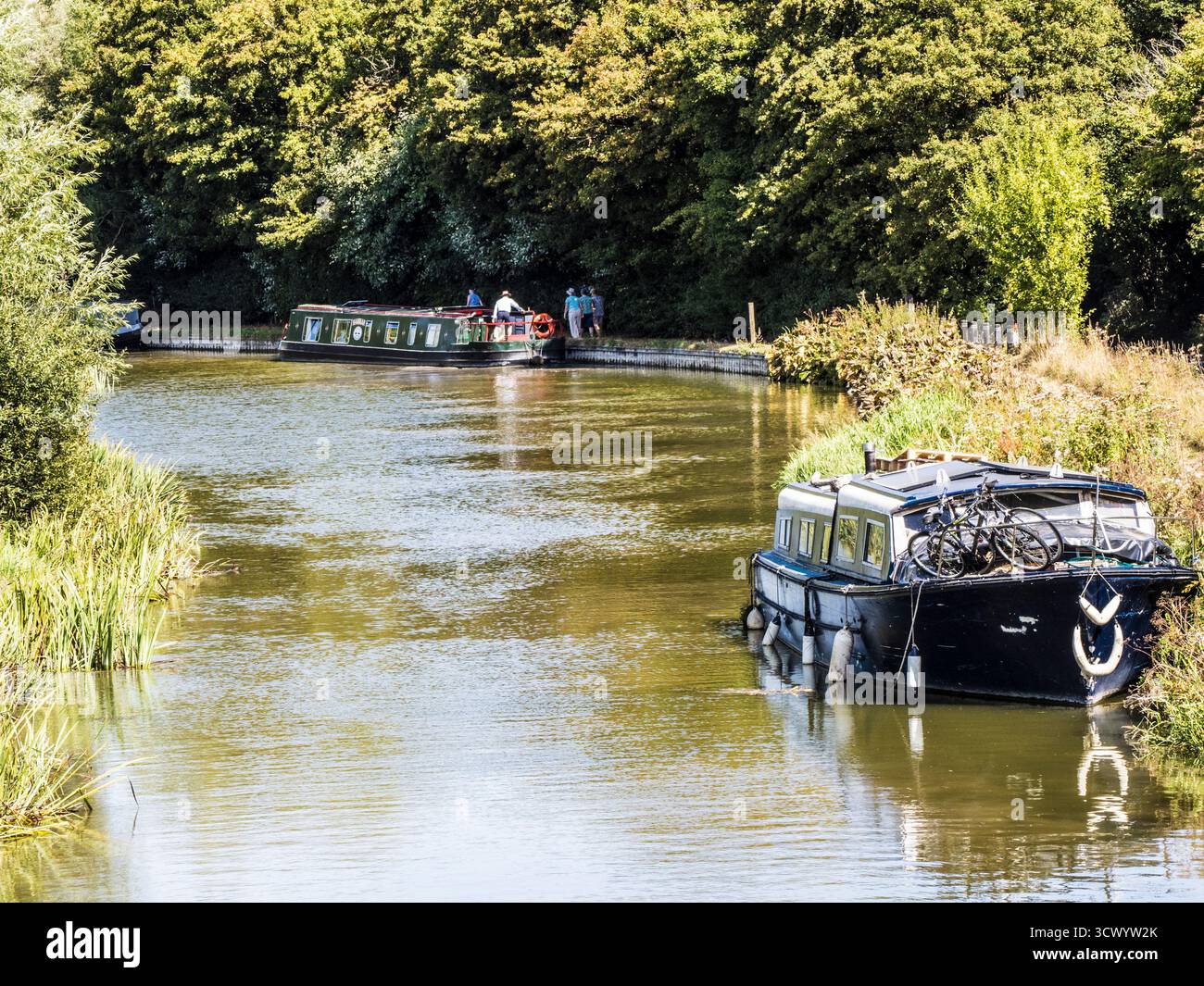 Case galleggianti lungo il canale Kennet e Avon vicino a Hungerford nel Berkshire. Foto Stock