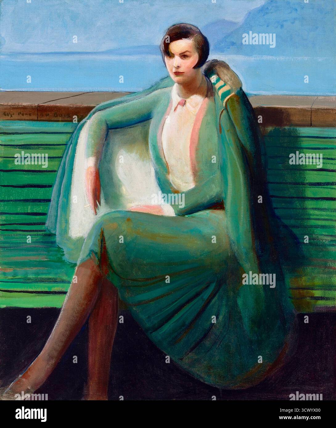 Guy Pène du Bois - donna in un mantello (Mrs. Charles E. (Fern) Bedaux) - c1928 - raffigura una donna con un taglio di capelli di Bob, identificata come Mrs. Charles E. (Fern) Bedaux, seduta su una panchina verde. Indossa un abito verde con una blusa rosa e un mantello verde coordinato drappeggiato sul braccio. Lo sfondo presenta un corpo d'acqua e montagne sotto un cielo blu e nuvoloso. Lo stile visivo è caratterizzato da linee audaci, forme semplificate e un senso di osservazione distaccato. L'artista, Guy Pène du Bois, è noto per i suoi sofisticati dipinti della scena sociale urbana americana. Foto Stock