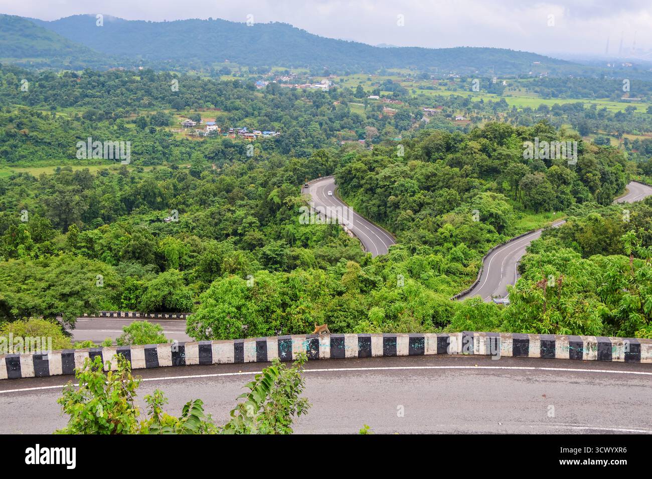 Patratu Valley, vicino a Ranchi, Jharkhand, India, è una perla panoramica con colline lussureggianti, strade tortuose e laghi tranquilli. Un paradiso per i fotografi Foto Stock