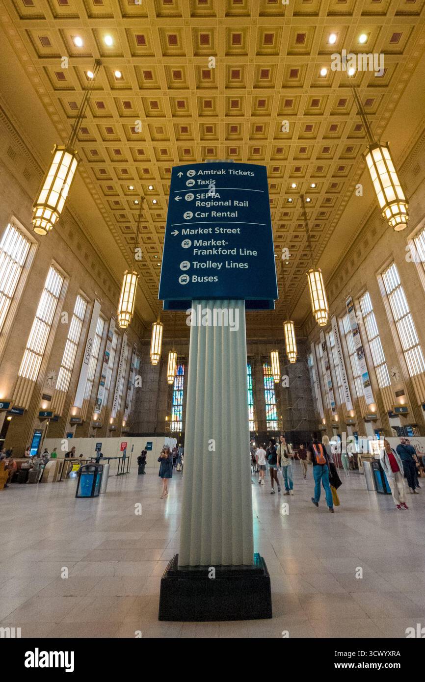 Un grande cartello con molte parole su di esso è in una stazione Spring Garden. Il cartello è blu e bianco, Philadelphia, USA Foto Stock Un grande cartello con molte parole su di esso è in una stazione Spring Garden. Il cartello è blu e bianco, Philadelphia, USA Foto Stock
