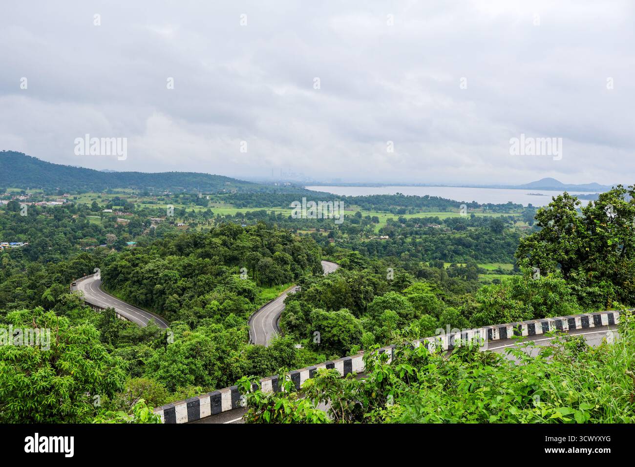 Patratu Valley, vicino a Ranchi, Jharkhand, India, è una perla panoramica con colline lussureggianti, strade tortuose e laghi tranquilli. Un paradiso per i fotografi Foto Stock