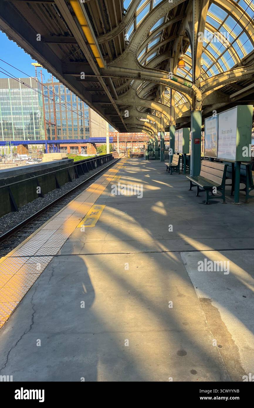 Una stazione Spring Garden con panca e panca, Philadelphia, USA Foto Stock Una stazione Spring Garden con panca e panca, Philadelphia, USA Foto Stock