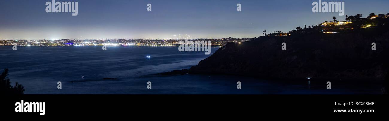 Vista panoramica aerea della penisola di Palos Verdes di notte, con la città di Los Angeles all'orizzonte. Foto Stock