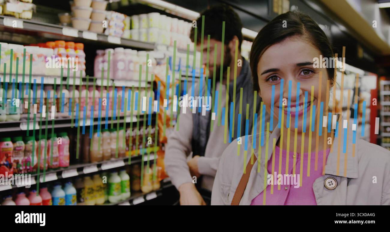 Curiosare tra una coppia e l'altra per scegliere le bevande nel corridoio del mercato, con tazze di yogurt, sovrapposizione equalizzatore, spazio per copiare Foto Stock