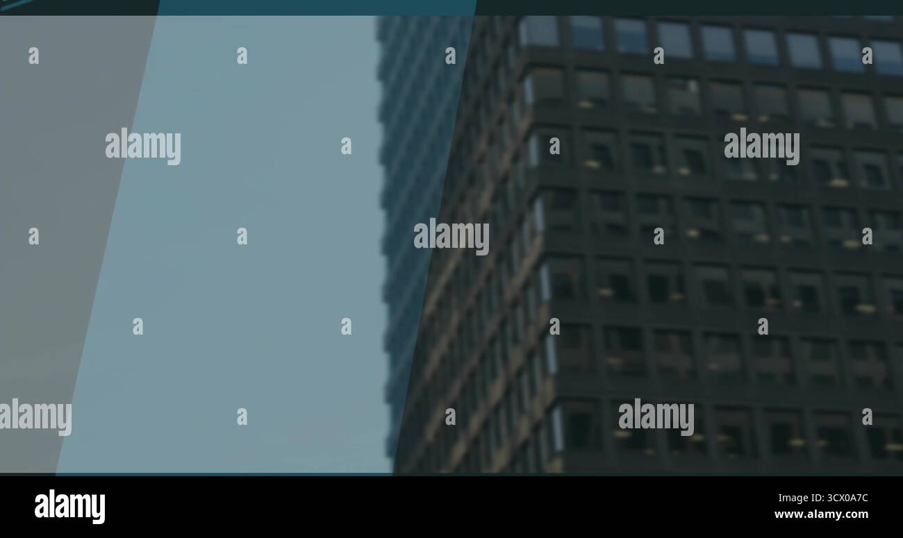 La facciata del grattacielo dell'ufficio con colori scuri mostra finestre a griglia in centro, con motivo geometrico Foto Stock