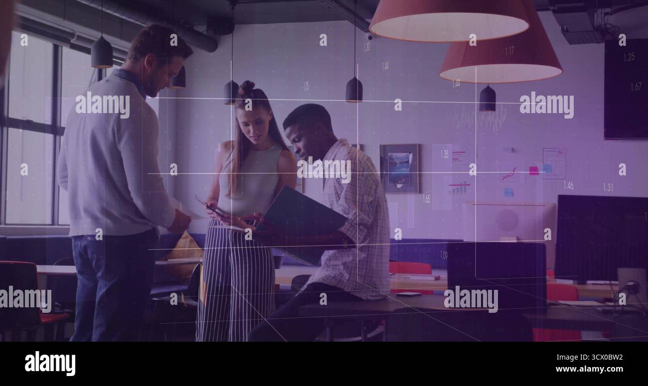 Collaborazione di tre professionisti che esaminano documenti e dispositivi al tavolo dell'ufficio e alle lampade a sospensione Foto Stock