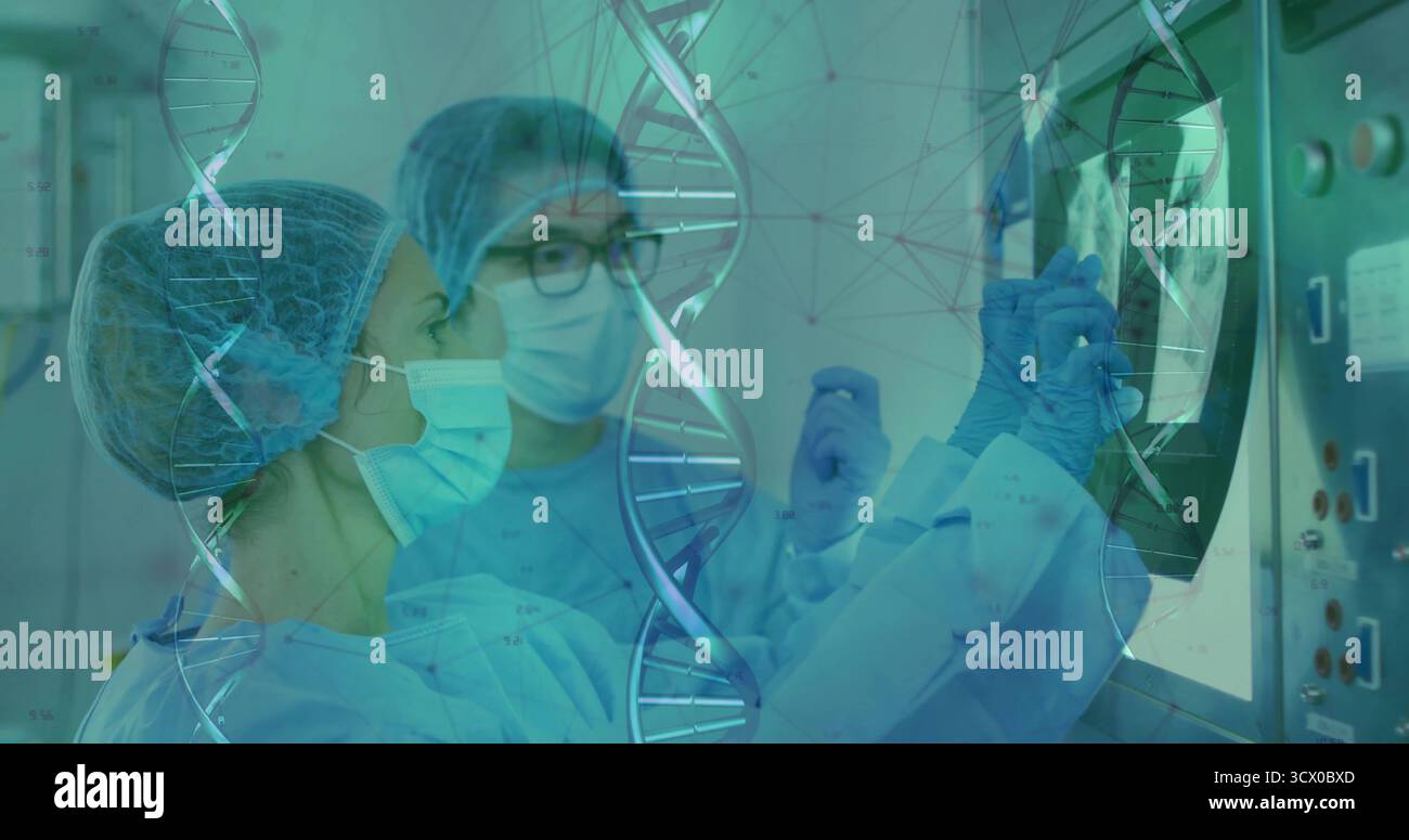 Due chirurghi che esaminano il monitor medico in sala operatoria, con rivestimento dell'elica del DNA, pannello di controllo Foto Stock