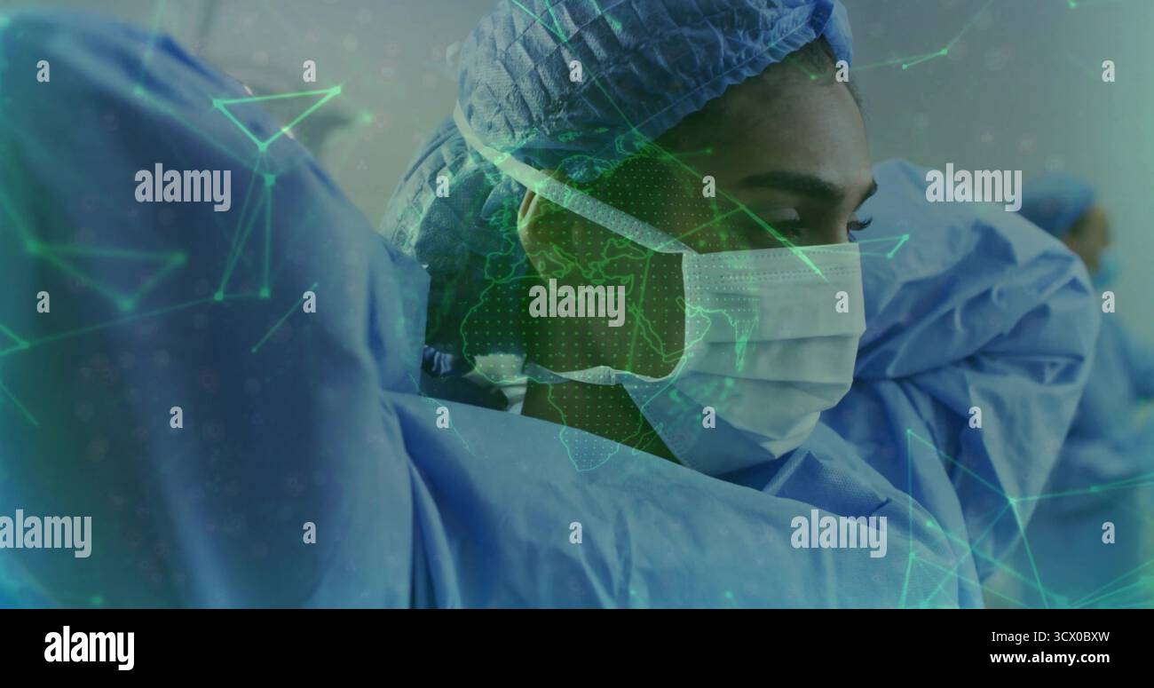 Operatore sanitario che regola il cappuccio chirurgico in SALA OPERATORIA, con sovrapposizione digitale su scrub Foto Stock